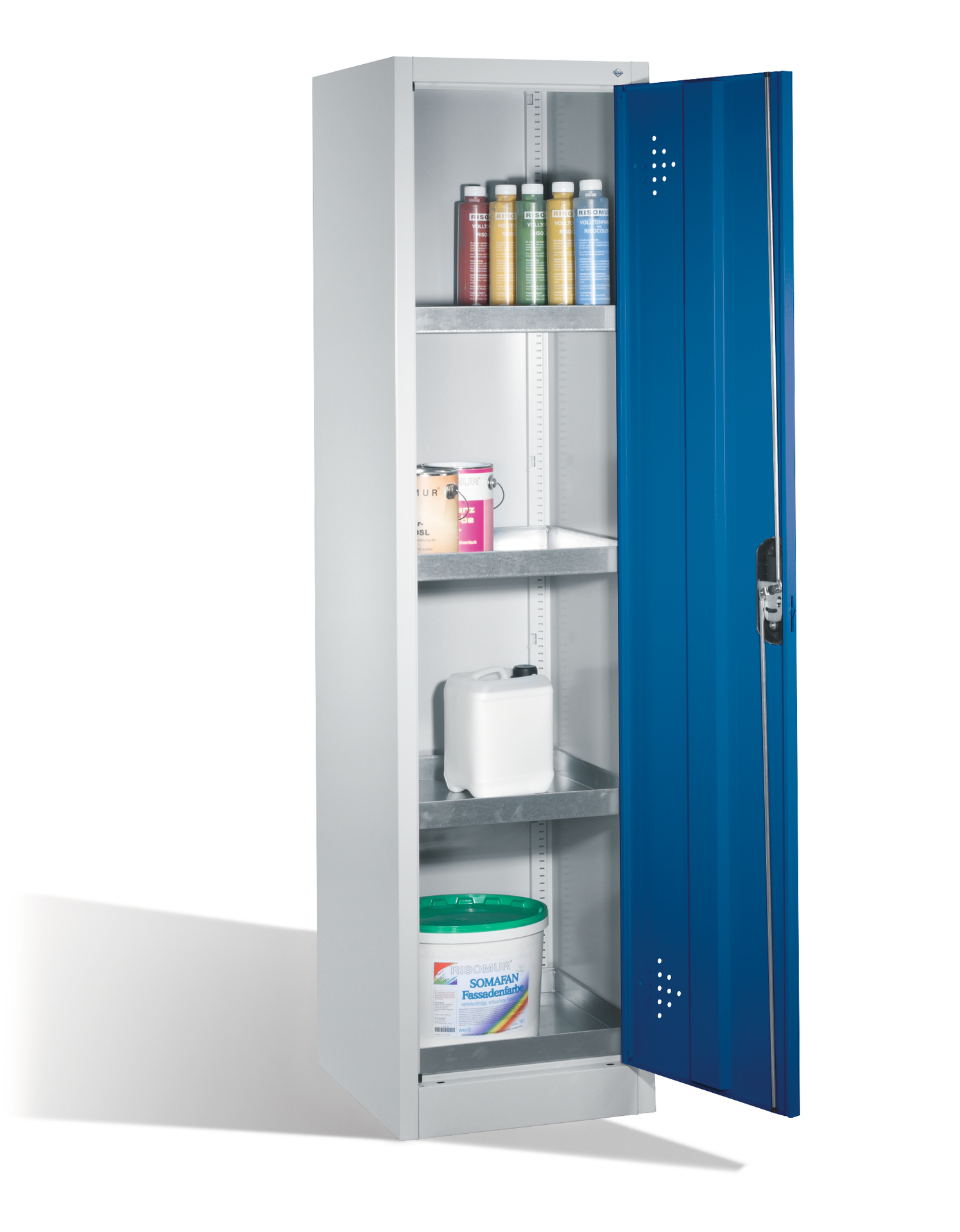 Metallschrank mit Farbe und Behältern, steht geöffnet im weißen Raum.