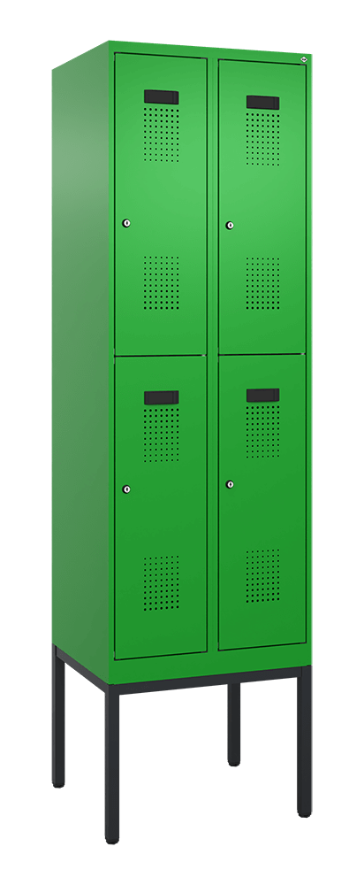 Grüner Metallschließfachschrank mit vier Türen, stehend auf Beinen.