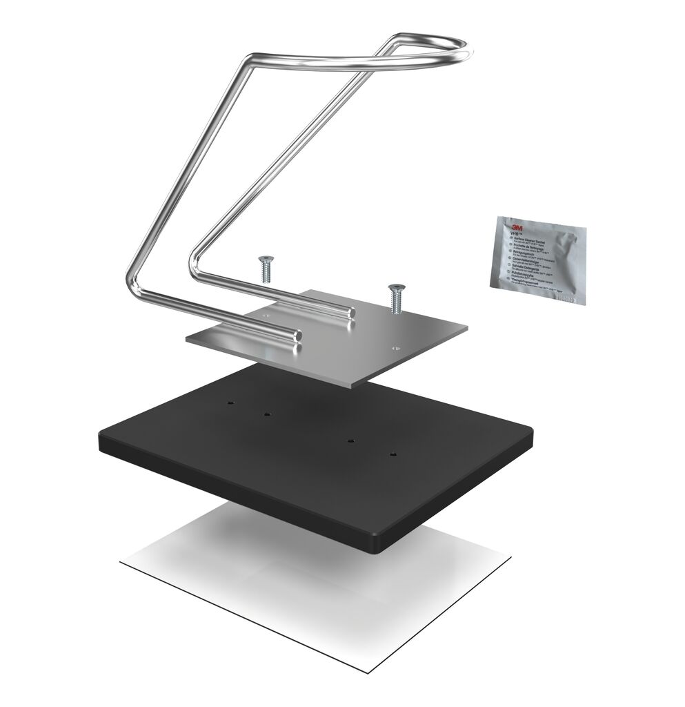 Metallhaken hängen über rechteckiger Basis auf weißem Hintergrund.