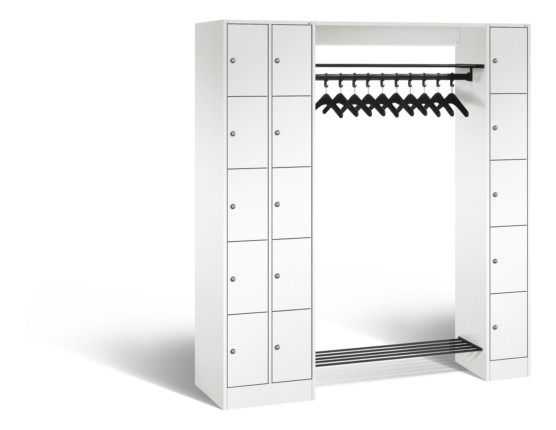 Weißer Spind mit Kleiderstangen und schwarzen Kleiderbügeln in leerem Raum.