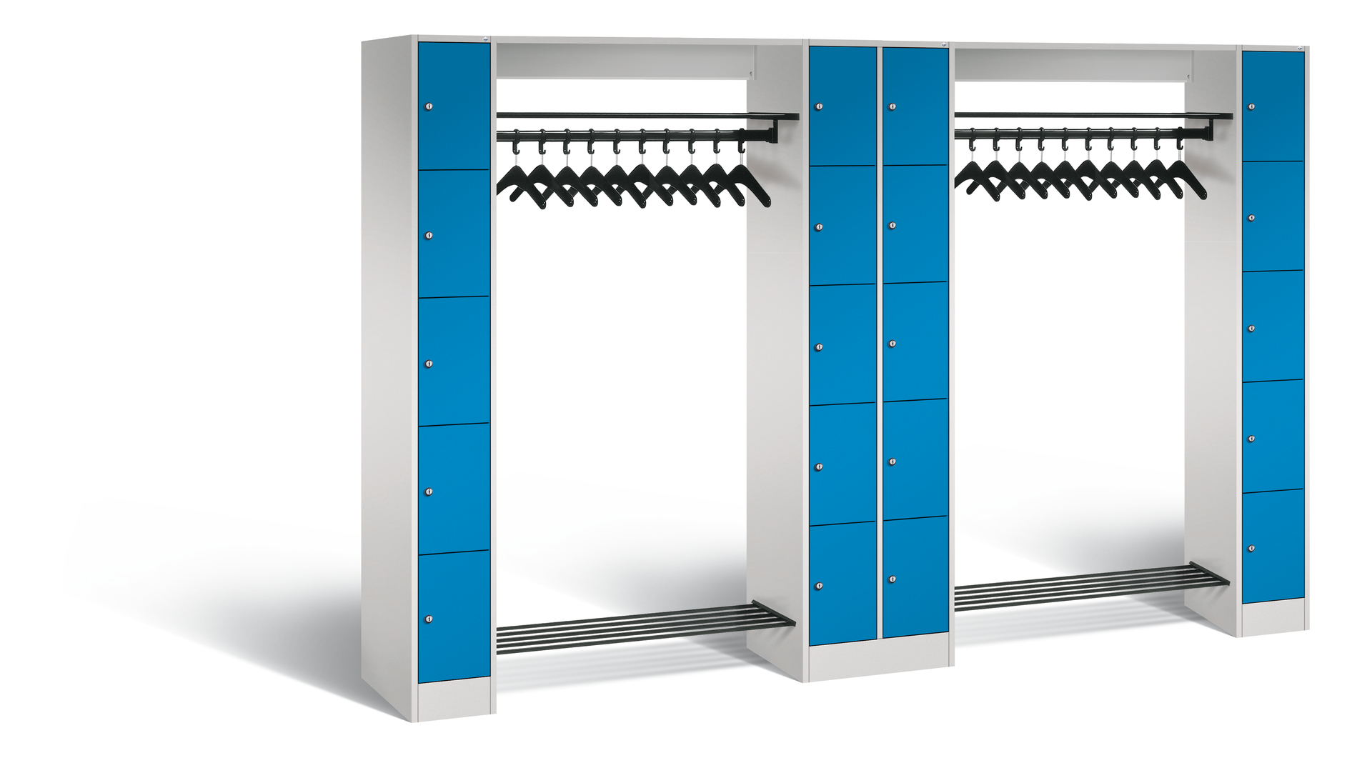 Blaue Schließfächer stehen neben Kleiderbügeln in einem offenen Spindsystem.