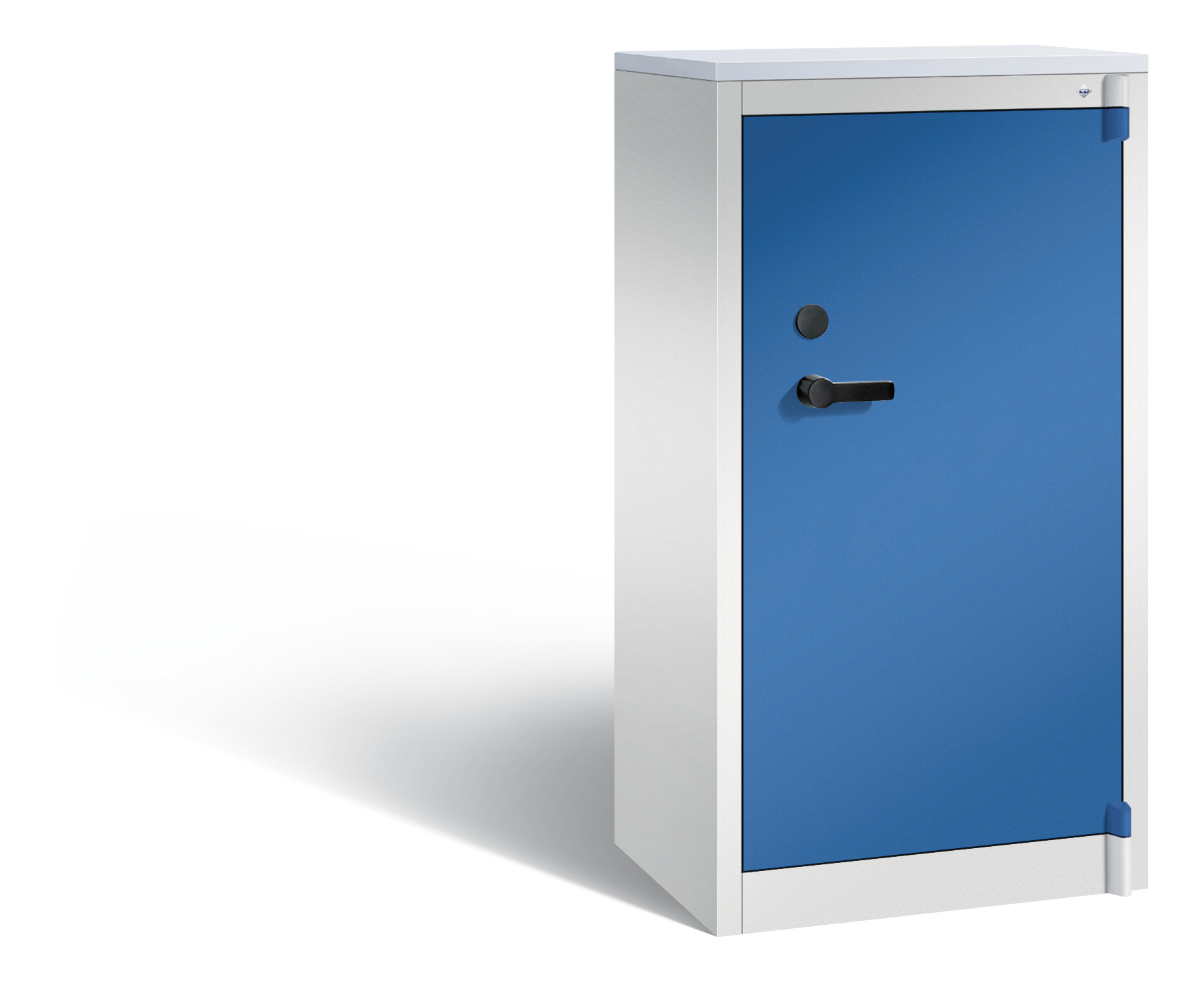 Blauer Stahlspind steht allein auf weißem Hintergrund.