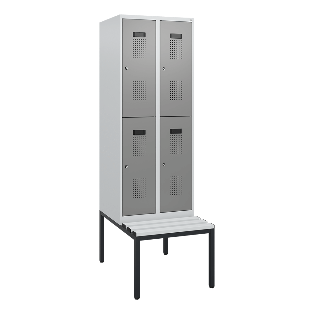 Metallspind mit vier Türen steht auf Bankstruktur in leerem Raum.