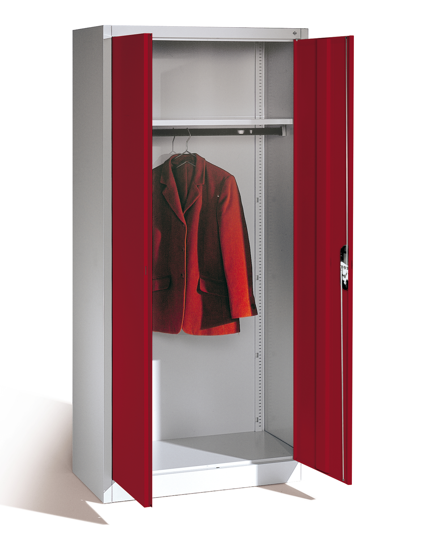 Roter Anzug hängt im geöffneten Metallschrank.