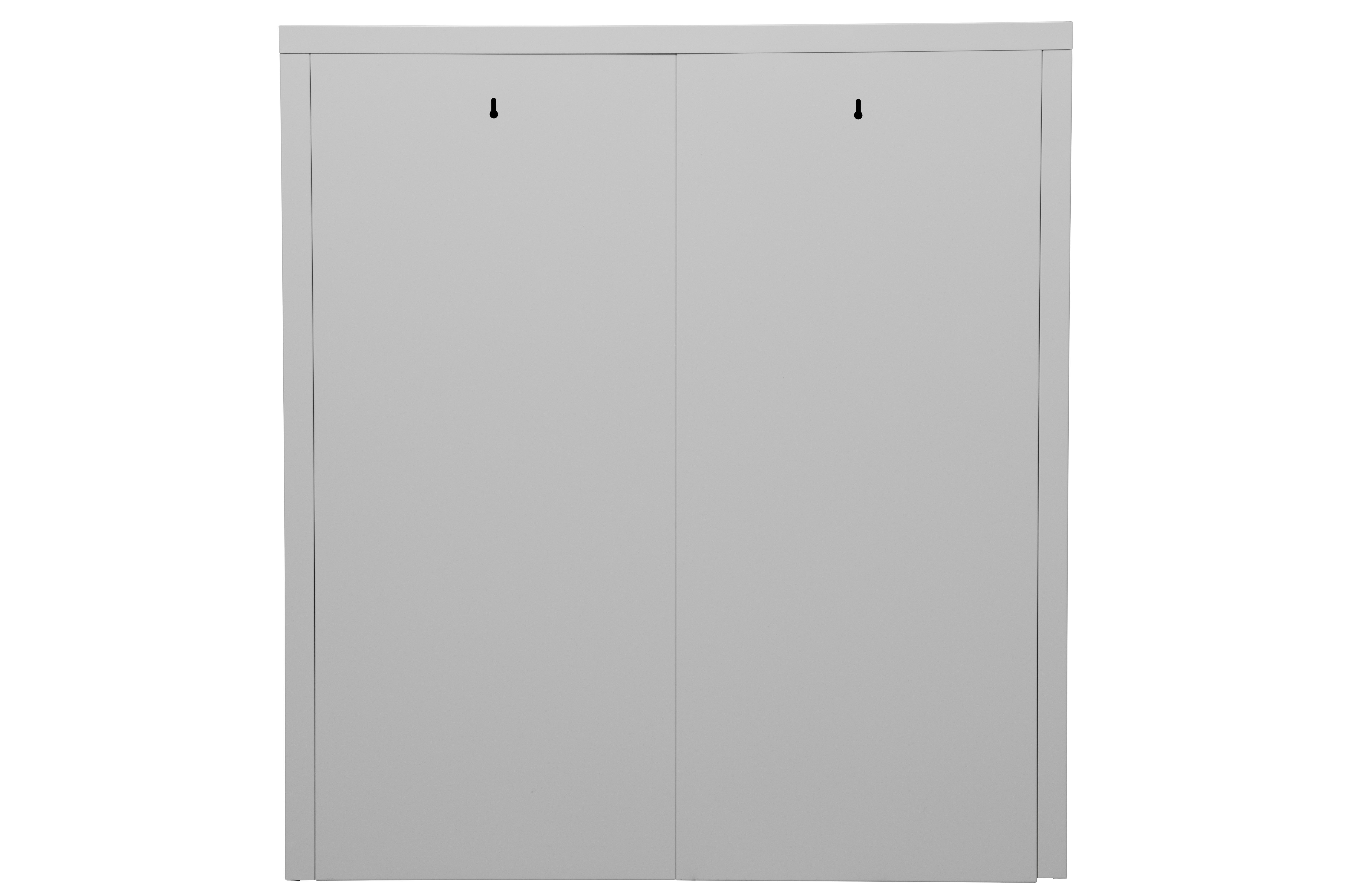 Grauer Metallschrank geschlossen auf weißem Hintergrund.