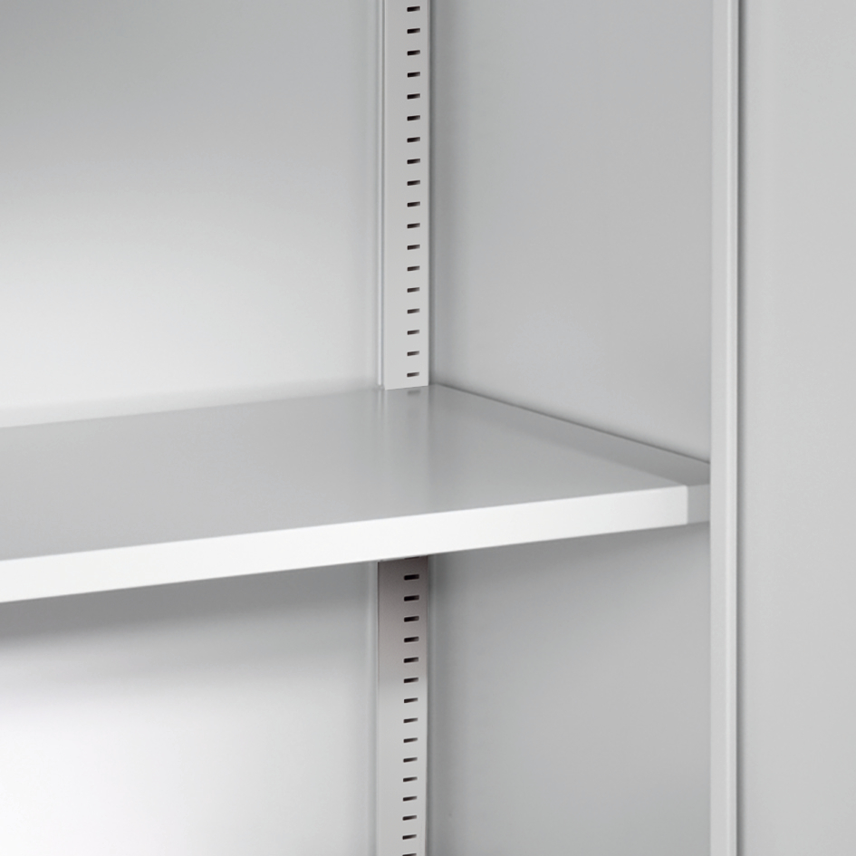 Weißes Regalbrett, montiert, in einem Metallkorpus.