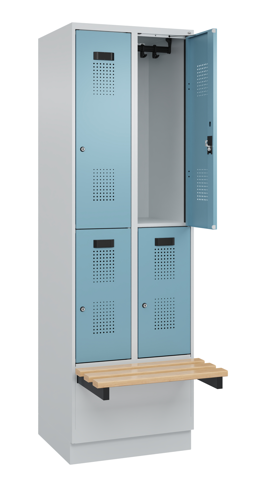 Geöffneter Spind mit Holzbank in Umkleideraum.