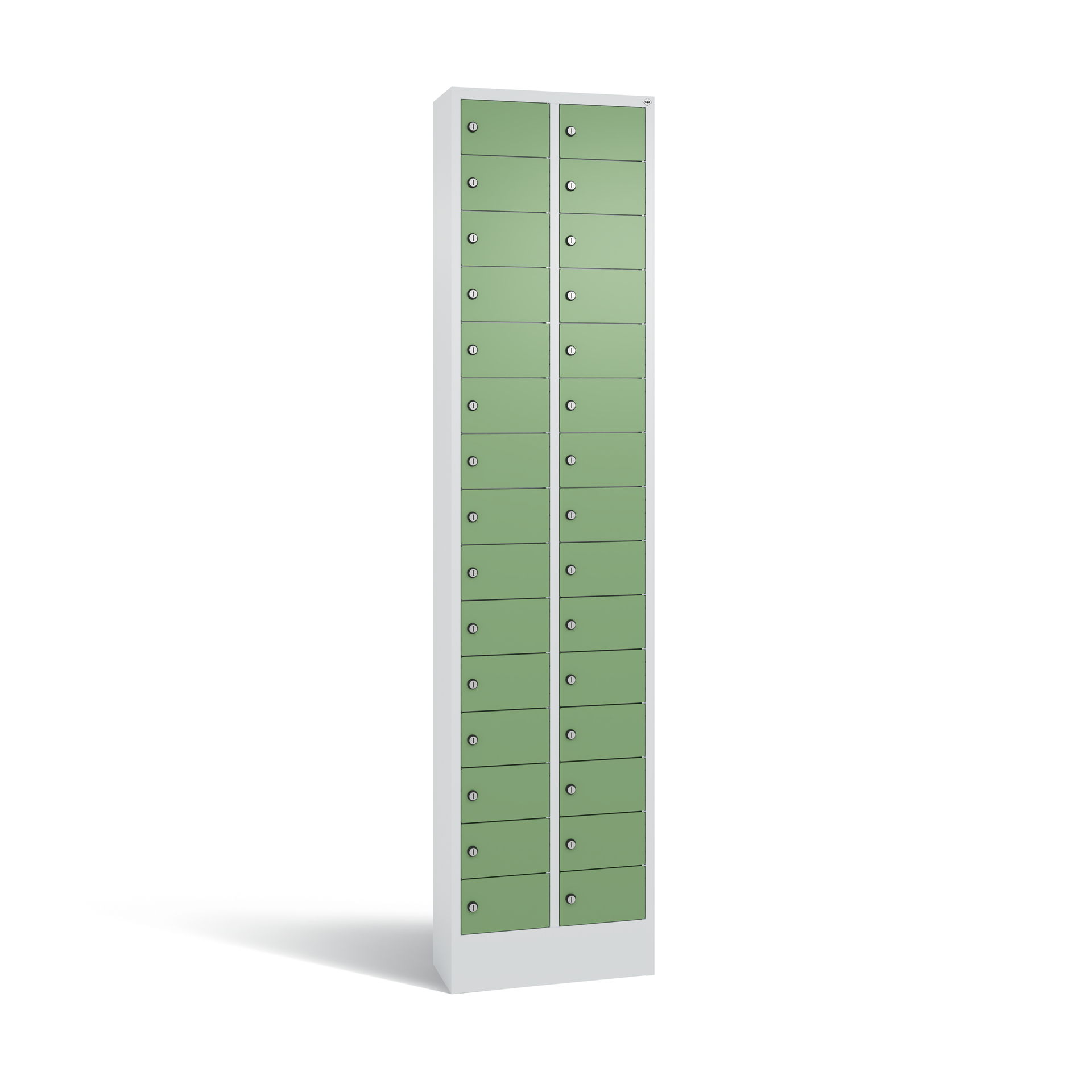 Grüner Schließfachschrank stehend auf weißem Hintergrund.