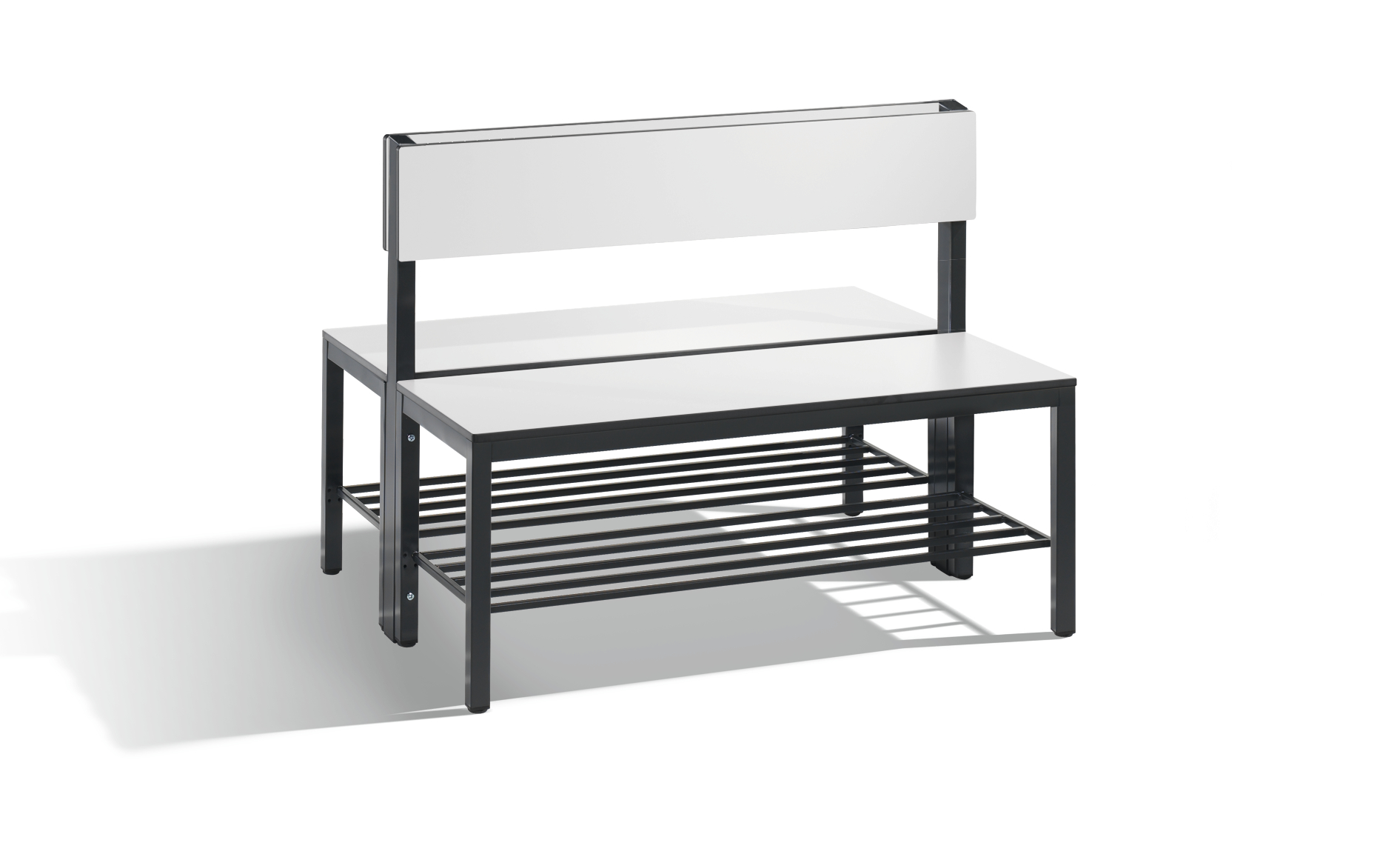 Weiße Sitzbank mit Metallrahmen steht auf weißem Hintergrund.