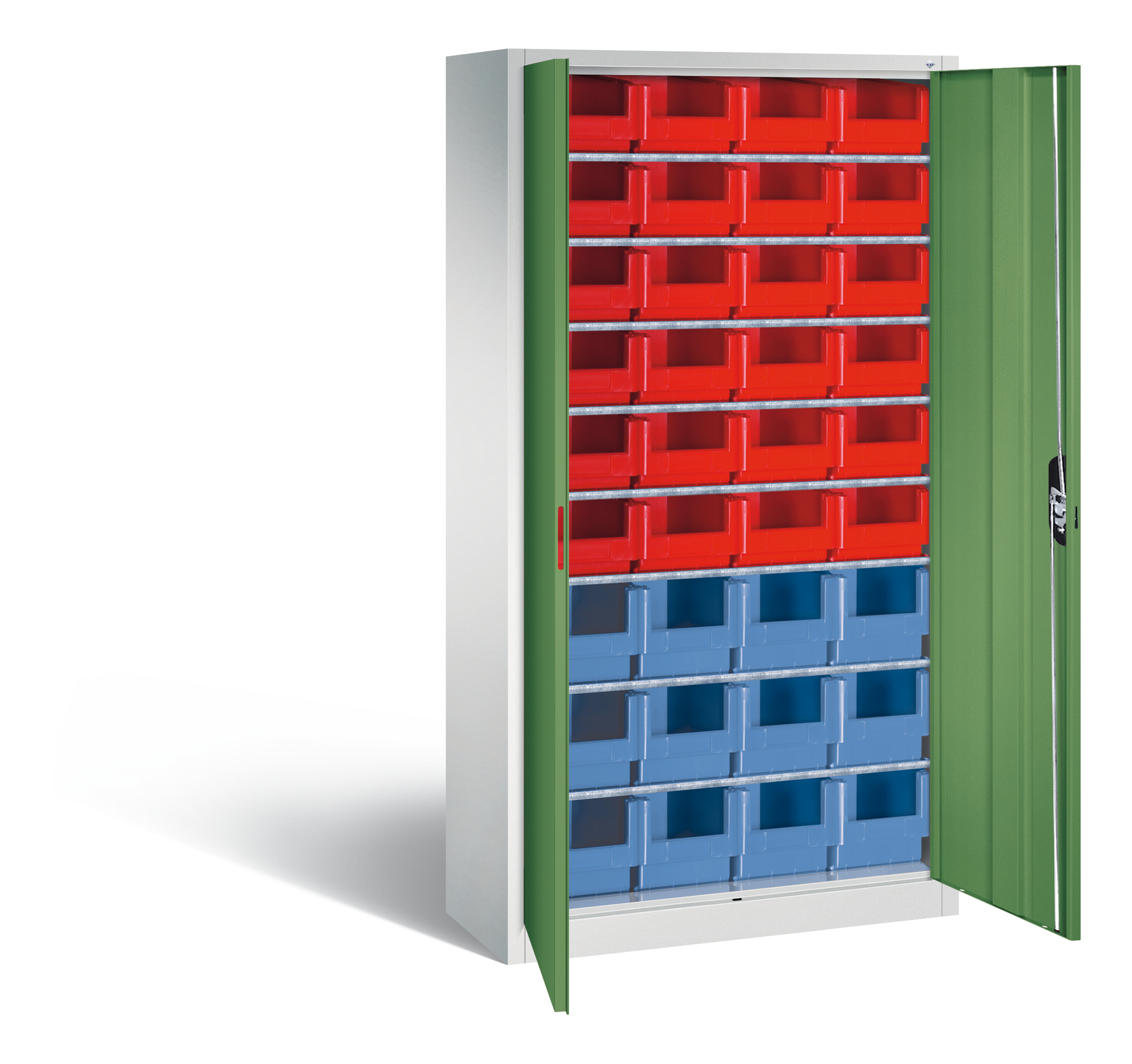 Metallschrank mit roten, blauen Boxen, Türen offen, weiße Wand im Hintergrund.