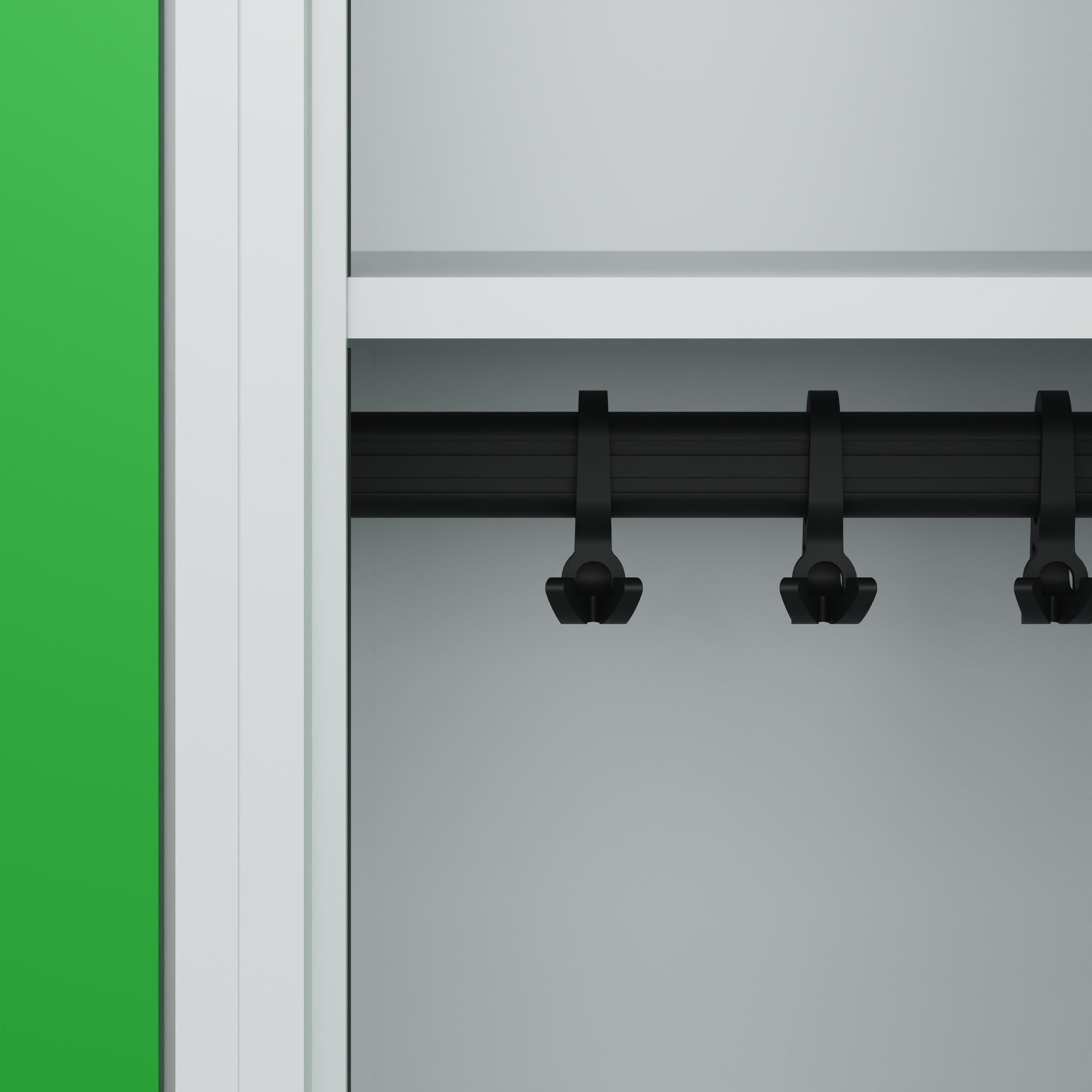 Schwarze Hakenleiste in einem weißen Schrank mit grüner Kante.