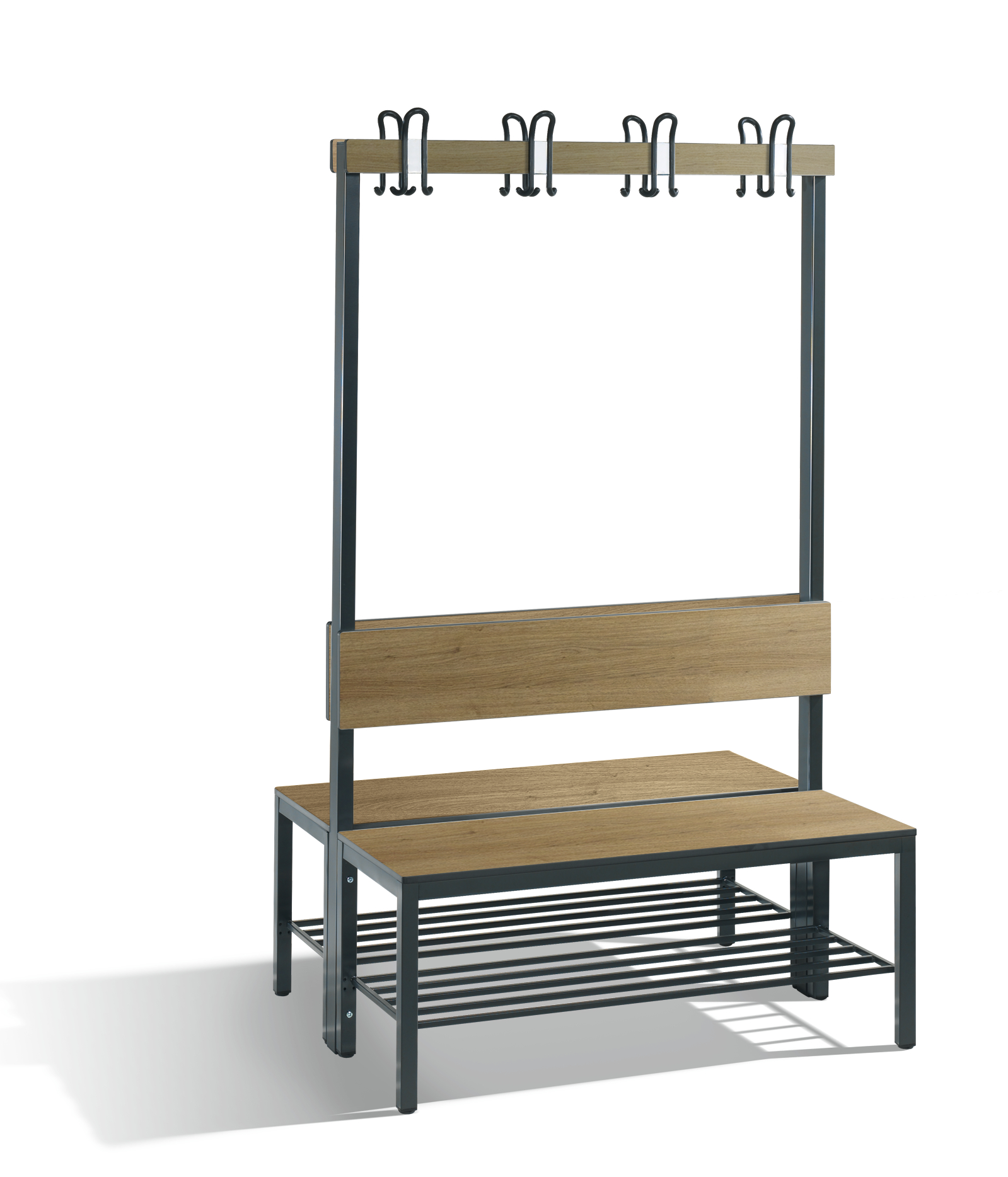 Kleiderbank mit Metallhaken im Umkleideraum.