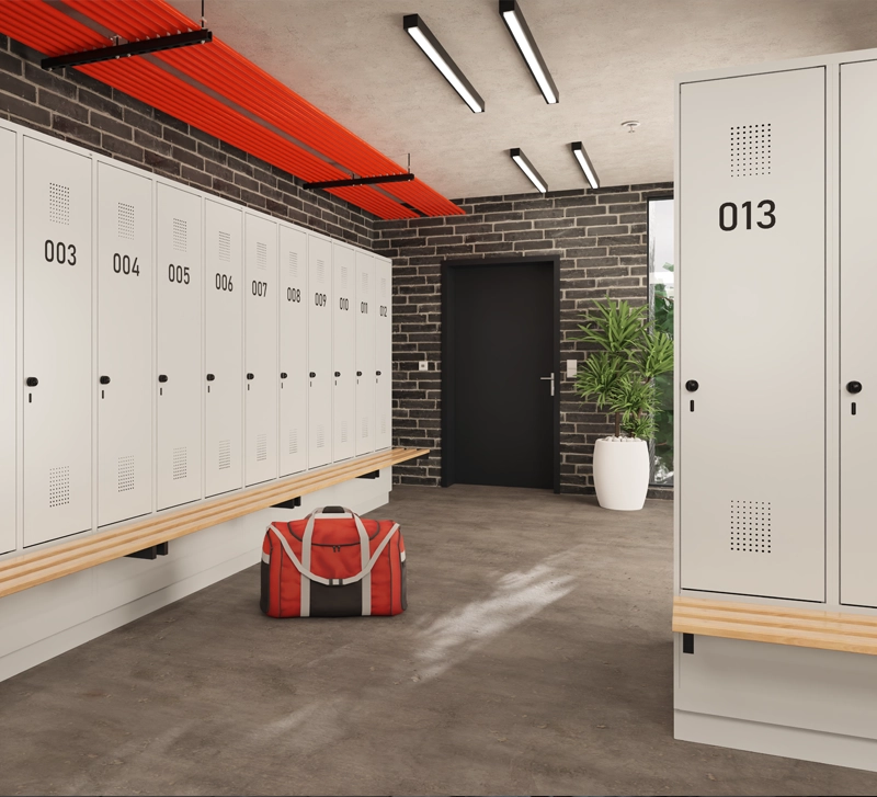 Umkleidesaal mit Schließfächern, rote Sporttasche auf Boden, Pflanzen neben Tür.