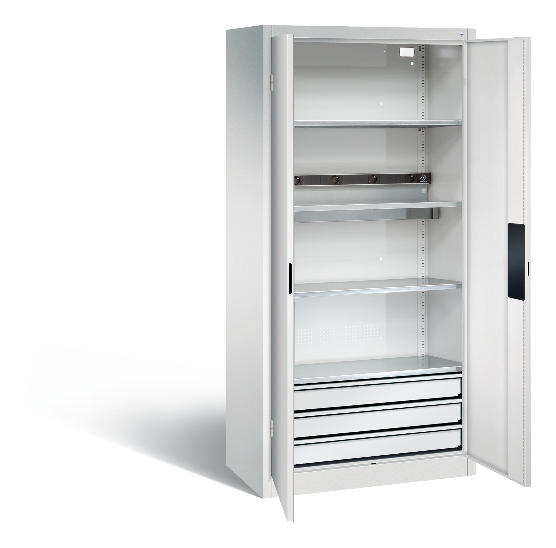 Metallschrank mit offenen Türen und Regalböden, im leeren Raum.