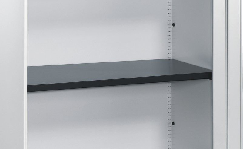 Schwarzes Regalbrett, montiert in grauem Metallschrank, leerer Innenraum.