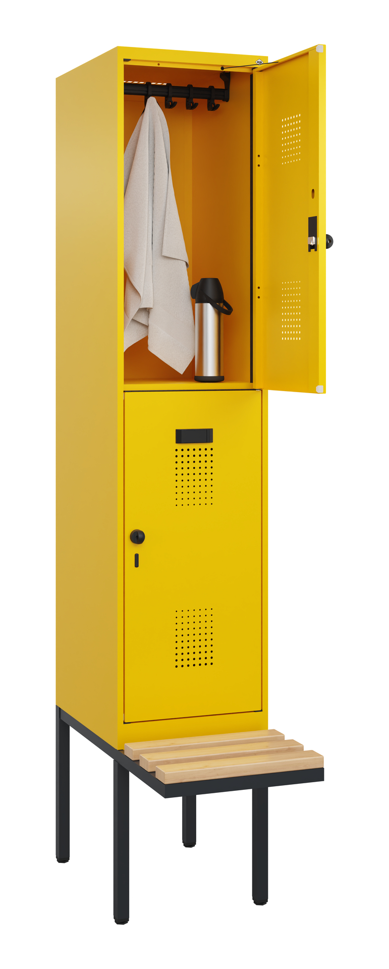 Gelber Spind, Tür offen, zeigt Handtuch und Thermoskanne, darunter Holzbank.