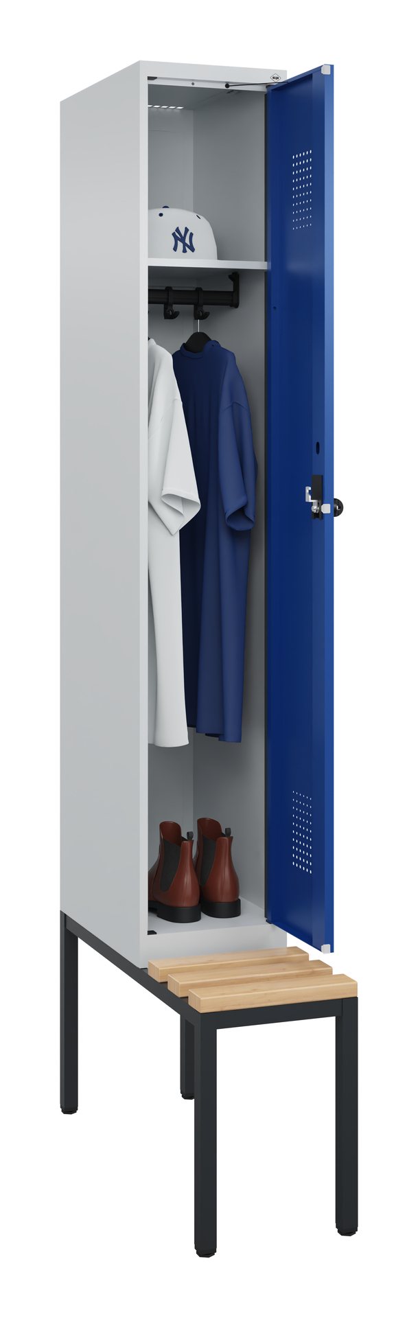 Geöffneter Spind mit Kleidung und Schuhen auf hölzerner Bank im Umkleideraum.