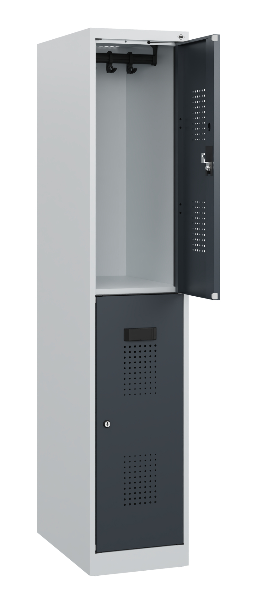 Metallschrank offen stehend im Raum, zeigt Innenraum und Ablage.