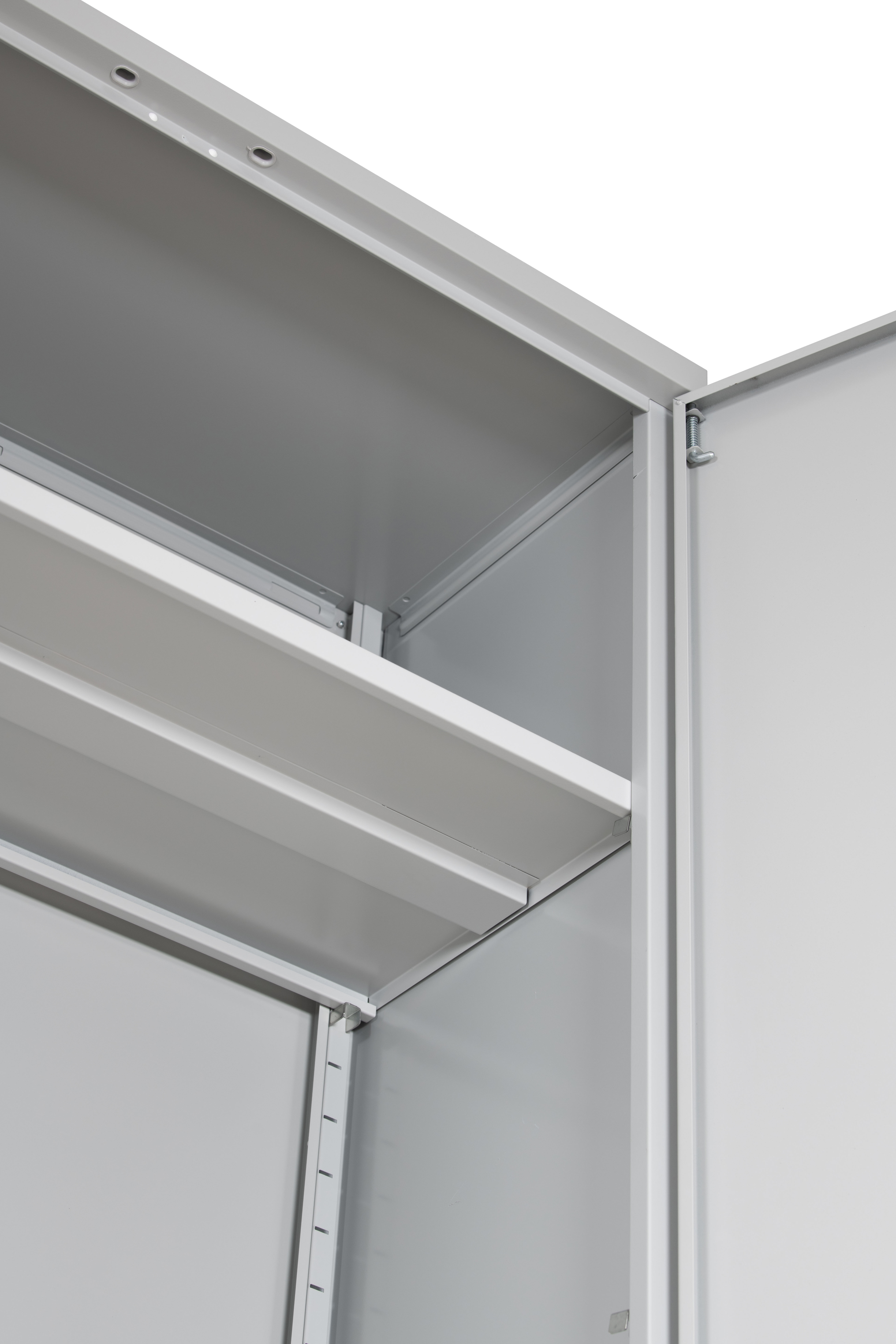 Metallschrank innen leer, offene Tür im hellen Raum.