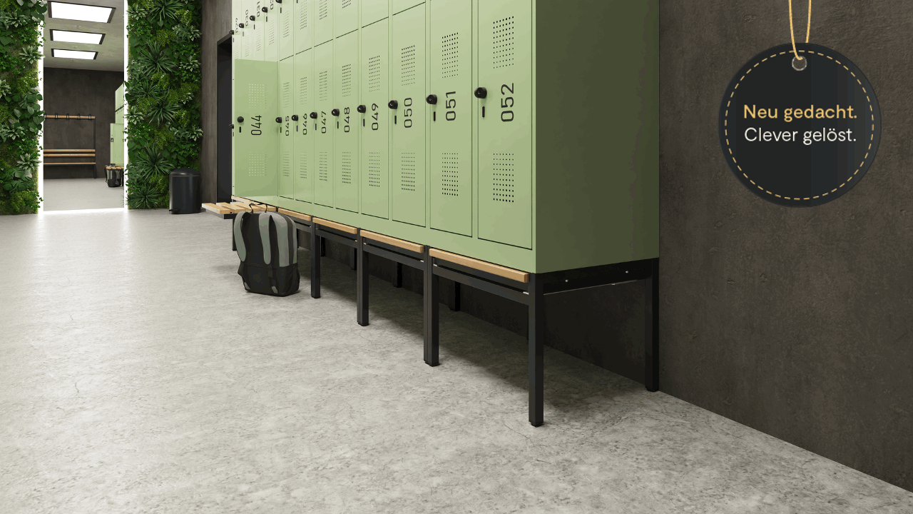 Hellgrüner Umkleidespind mit einschiebbaren Sitzbank.