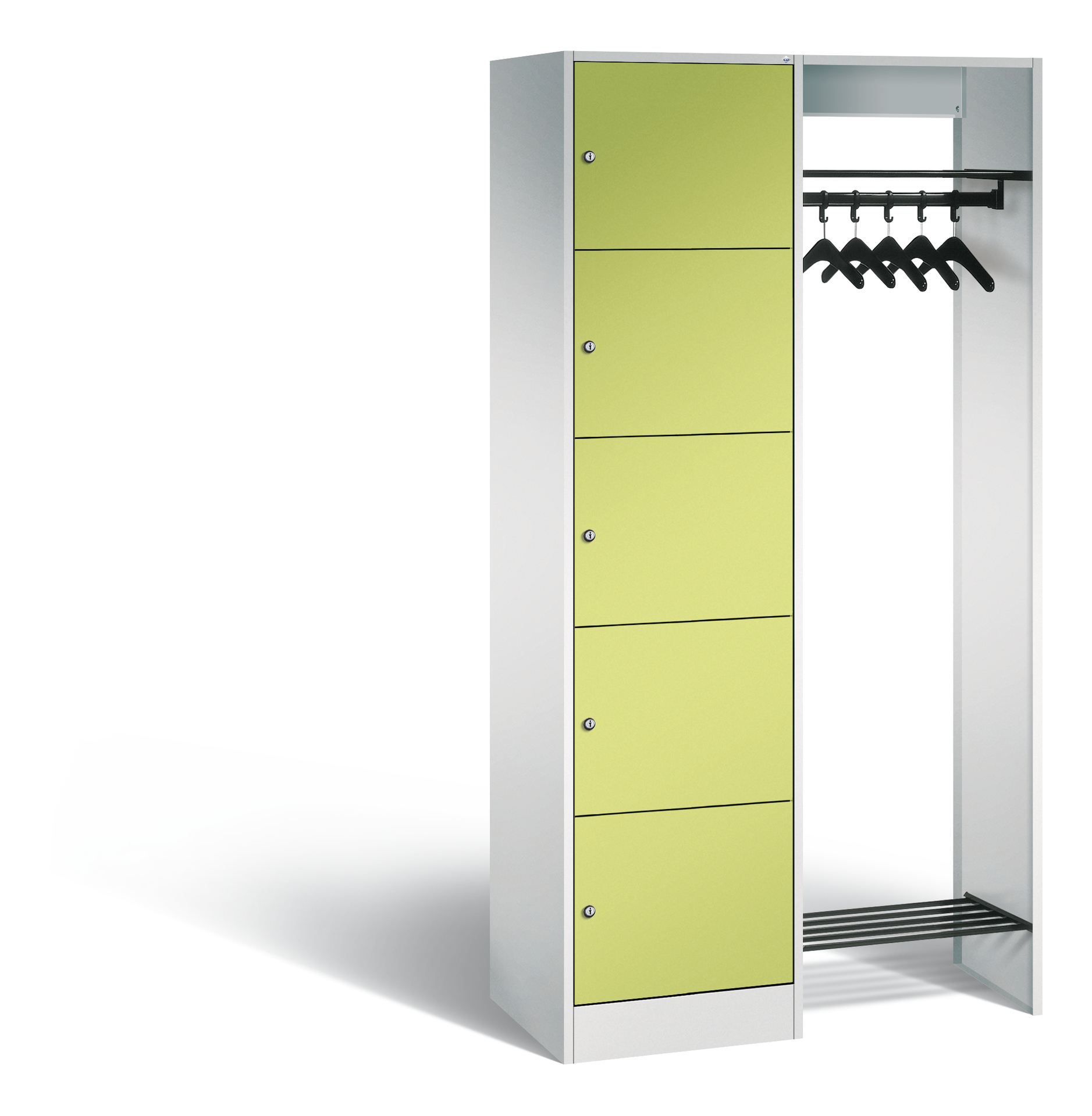 Spind mit fünf grünen Türen, offene Seite mit Kleiderbügeln, im Raum.