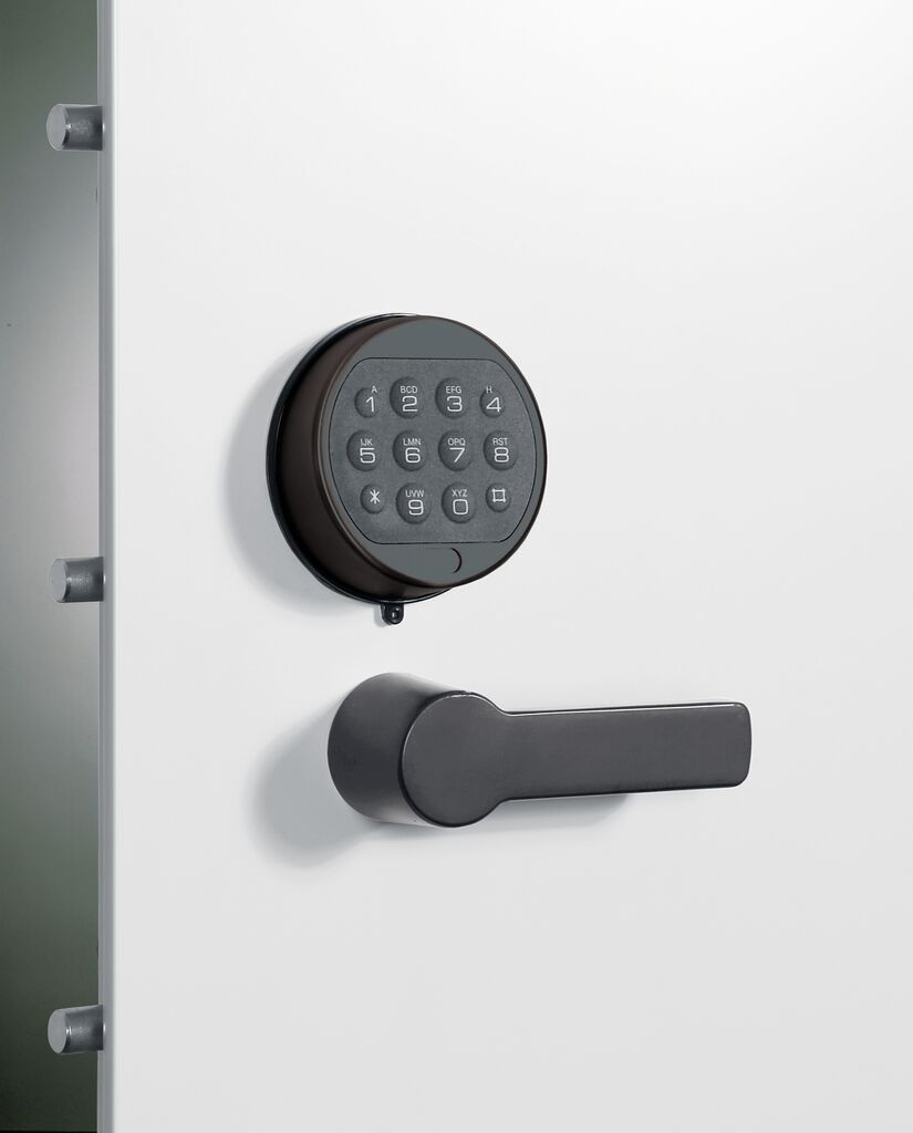 C+P Electronic combination locks for Certos Elektronisches Türschloss mit Tastenfeld an einer weißen Tür montiert.