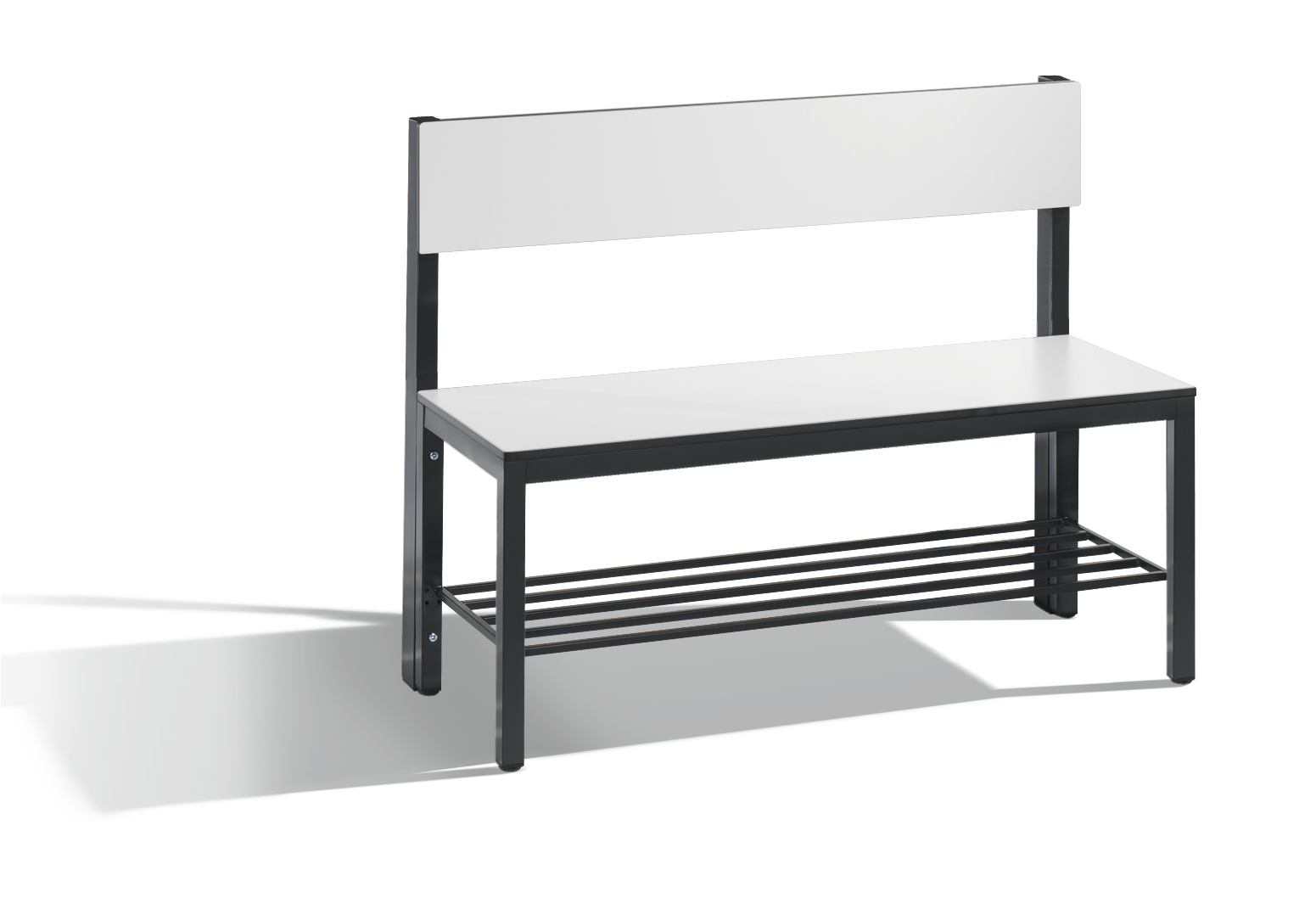 Weiße Bank stehend auf grauem Boden, Metallrahmen und Sitzfläche, Seitenansicht.