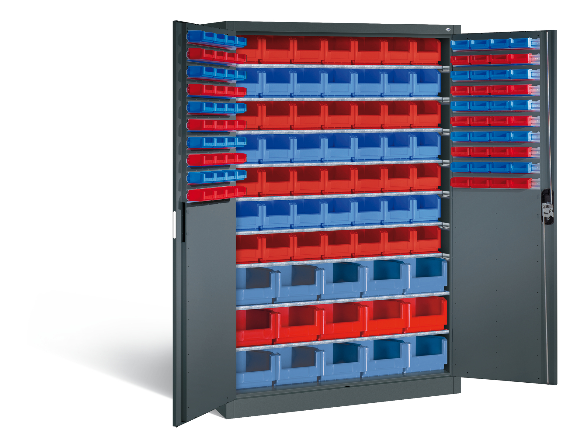 Stahlschrank mit bunten Lagerboxen, geöffnet, steht in einem hellen Raum.