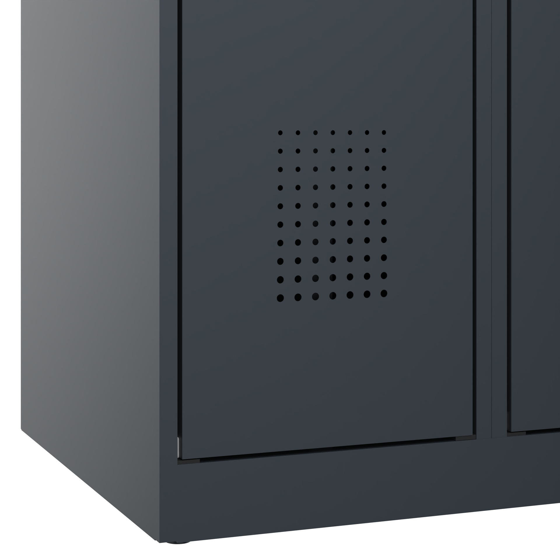 Metallschrank mit Belüftungslöchern, stehend in Innenraum.