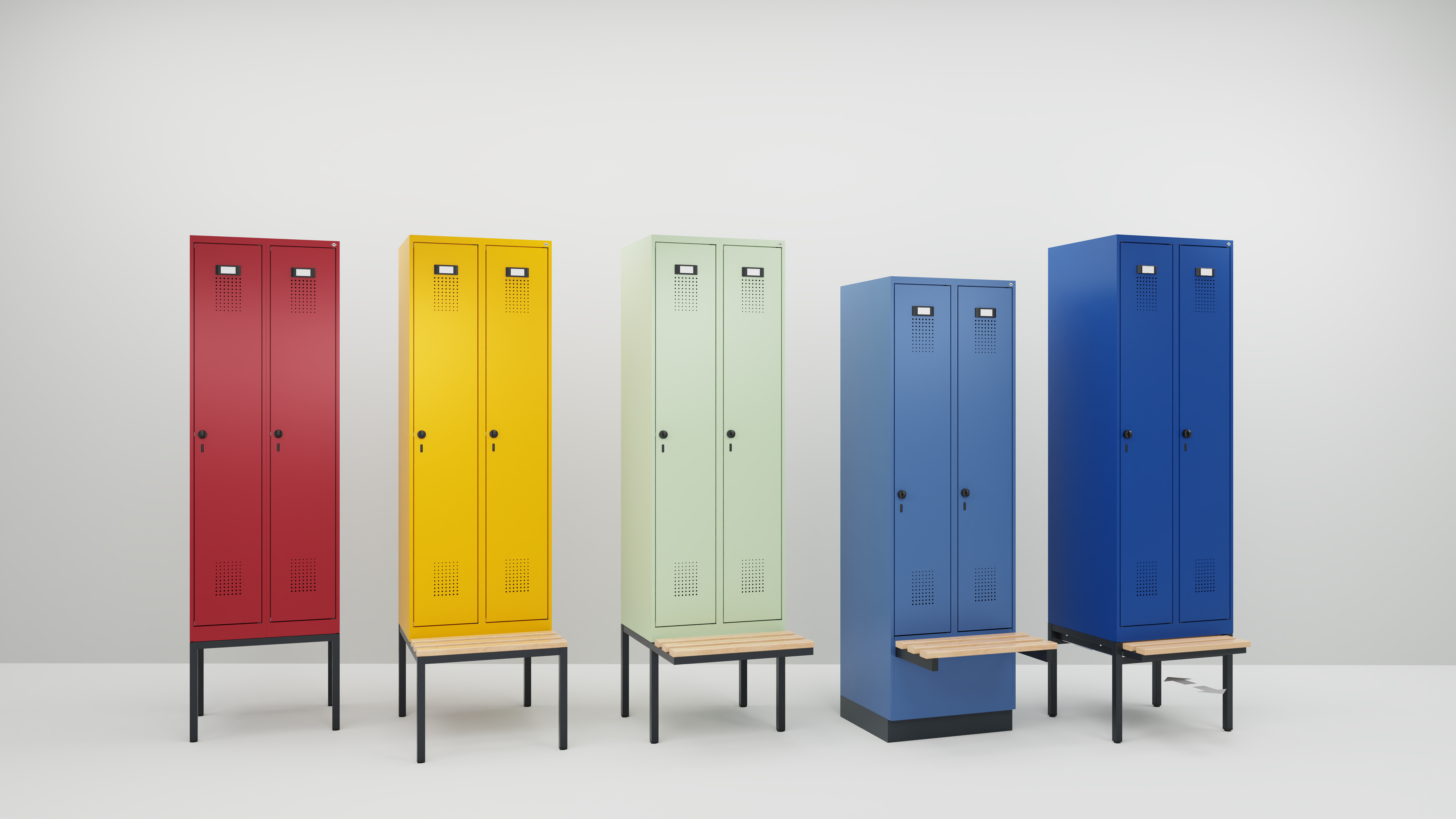 Fünf bunte Spinde stehen in einer Reihe in einem leeren Raum.