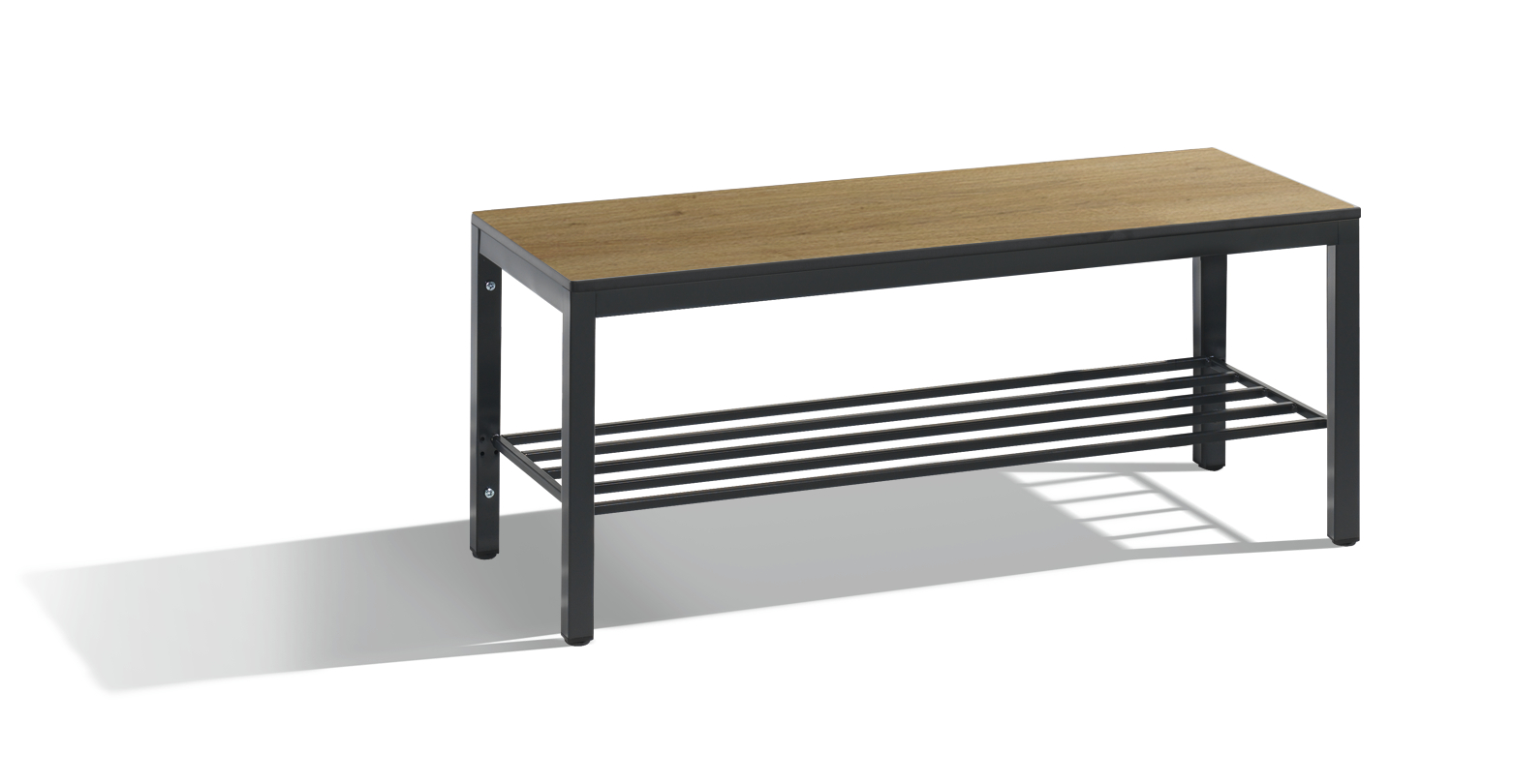 Holzbank mit Metallgestell steht auf weißem Hintergrund.