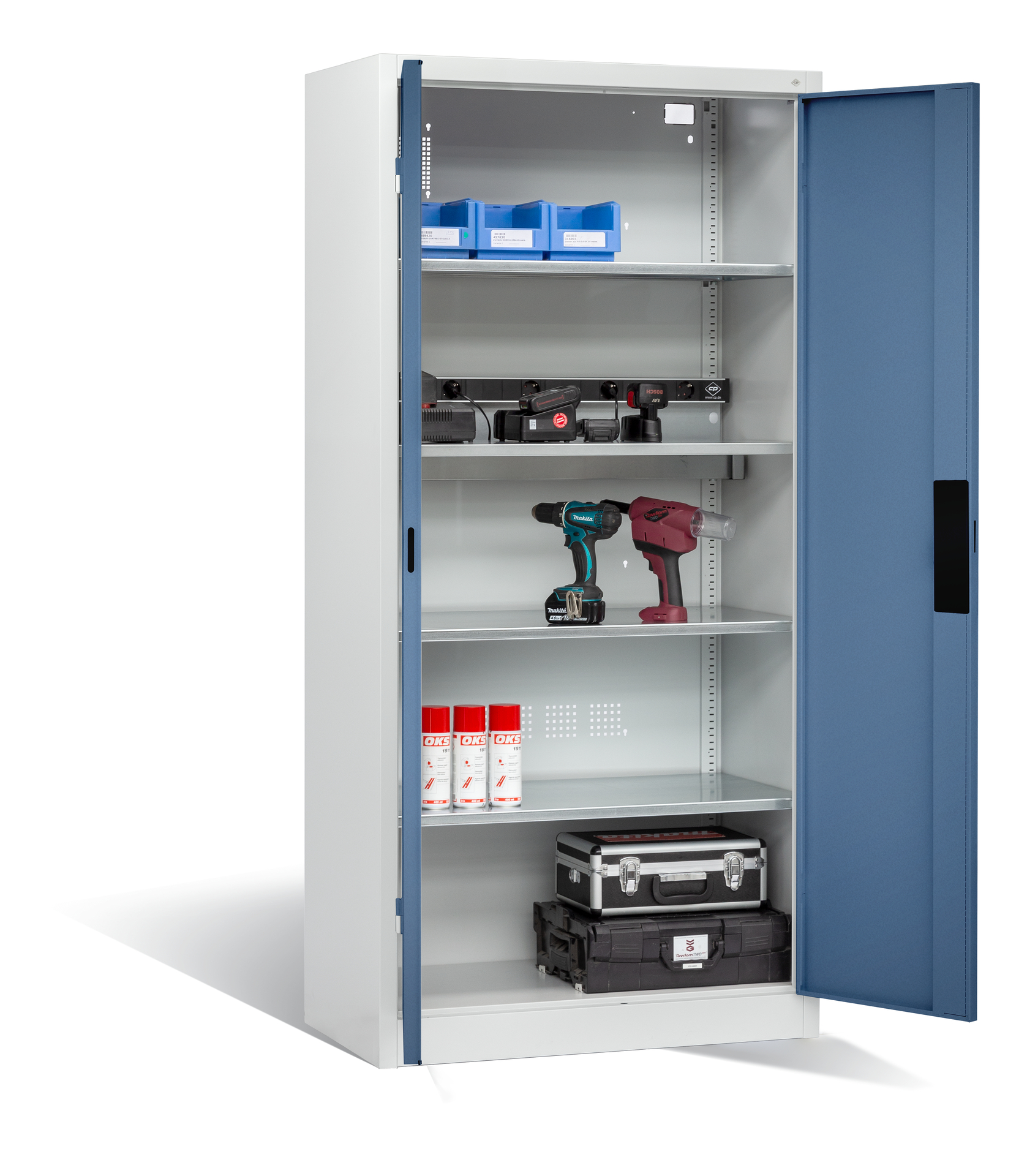 Werkzeugschrank mit Akkubohrer und Kisten im Inneren, geöffnete blaue Tür.