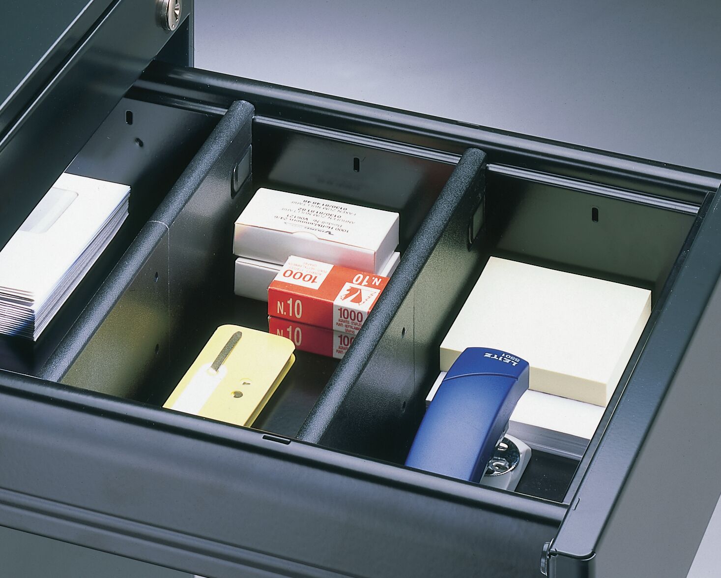 C+P 3 horizontal dividers, black