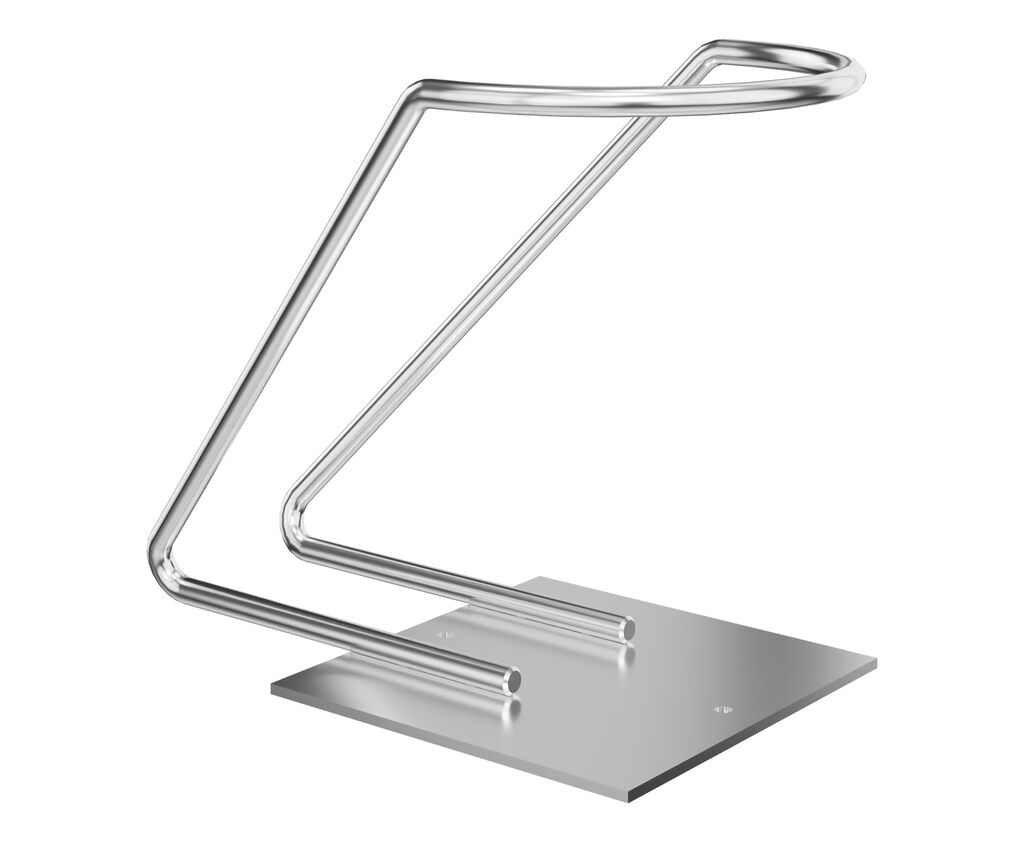 Metallständer, der auf rechteckiger Basis steht, vor weißem Hintergrund.