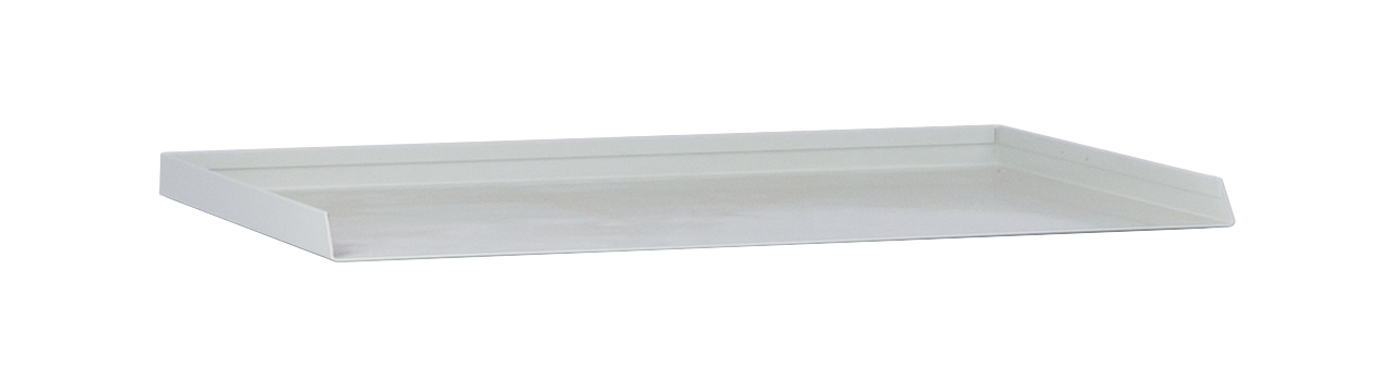 Metalltablett liegt auf weißem Hintergrund.