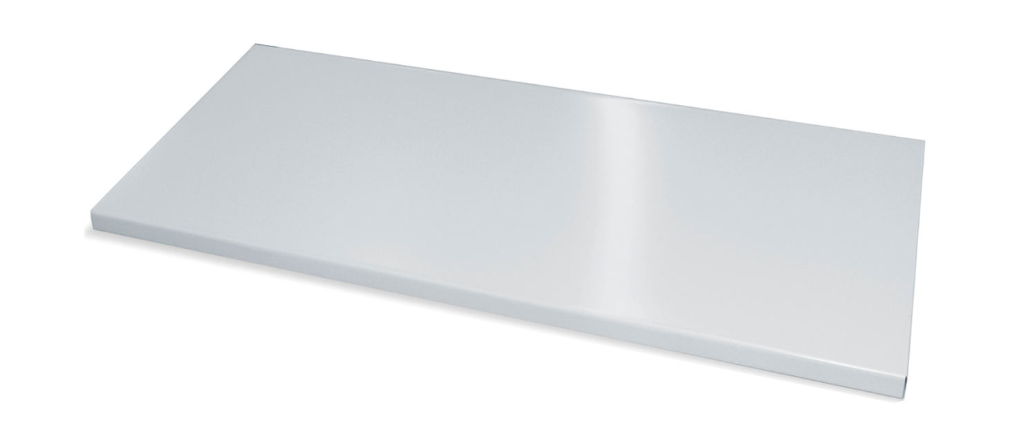 Weiße Metallplatte mit abgerundeten Ecken auf weißem Hintergrund liegend.