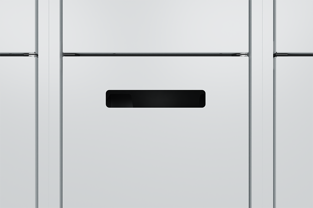 Silbernes Postfach mit rechteckigem Einwurf in geschlossener Reiheninstallation.