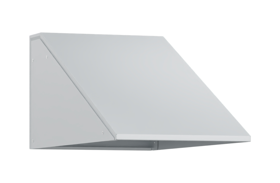 Weiße Metallhaube an der Wand montiert in leerem Raum.