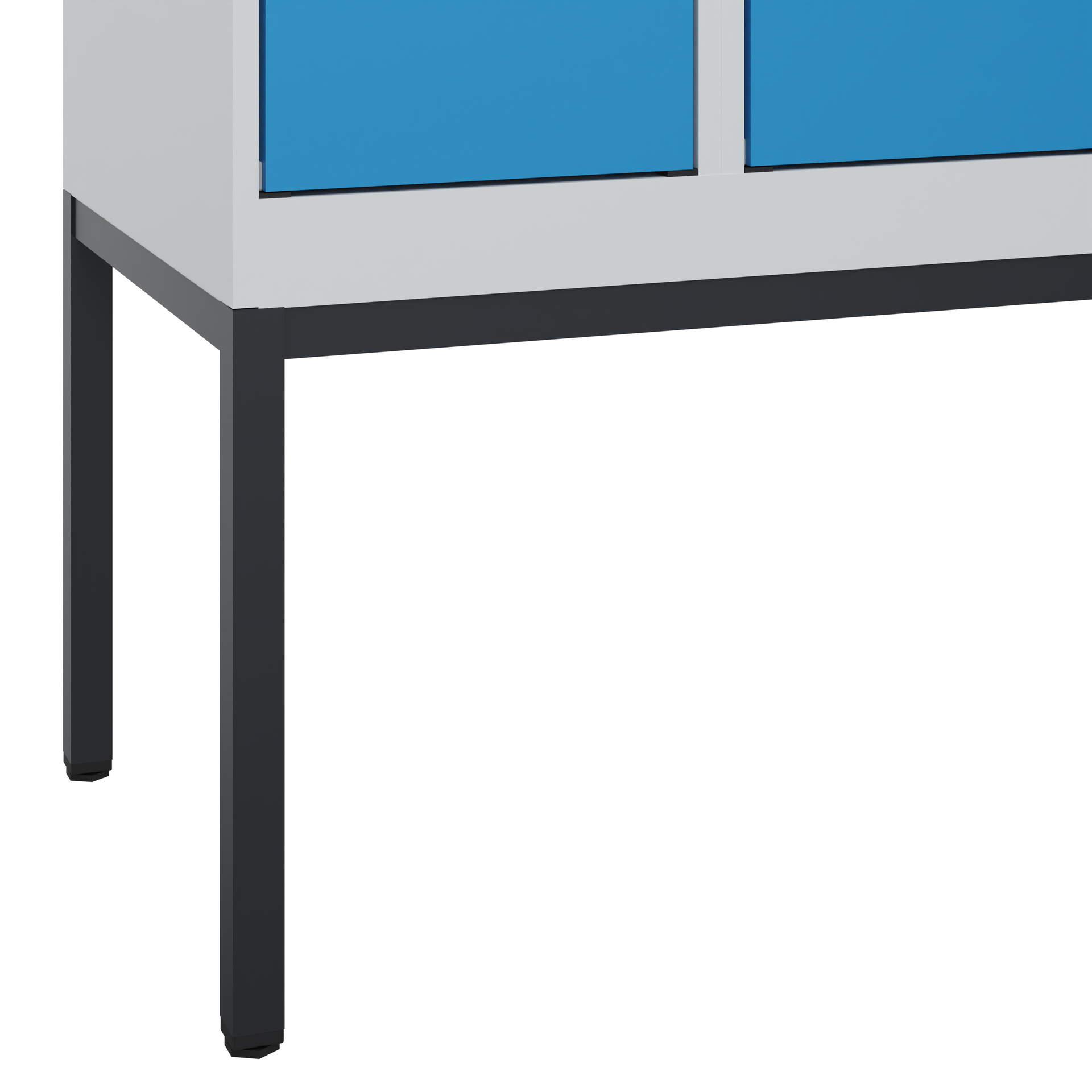 Metalltisch mit blauem Schrank steht auf weißem Hintergrund.