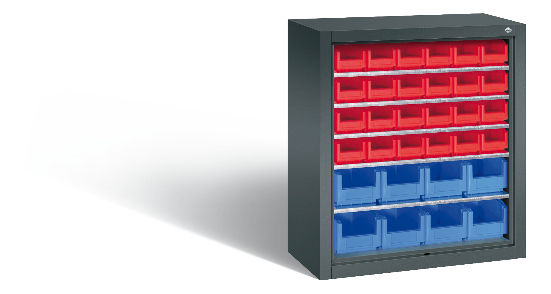 Schwarzes Metallregal mit roten und blauen Lagerboxen in verschiedenen Größen.