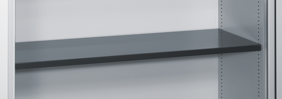 Leeres Metallregalbrett in einem weißen Regal in einem Büro.